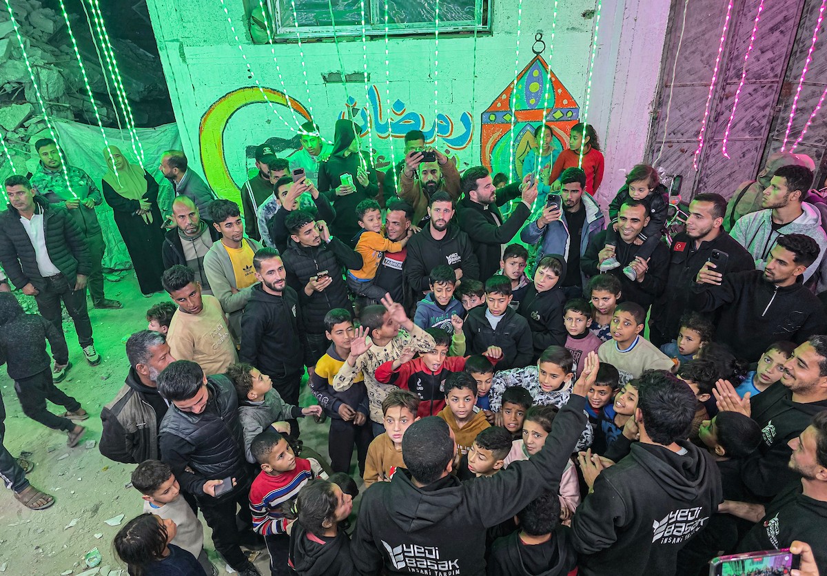 تجمّع المصلون في مسجد الفاروق المتضرر بشدة لأداء أول صلاة تراويح في شهر رمضان المبارك، رغم الدمار الذي خلفته الهجمات الإسرائيلية في خان يونس، جنوب قطاع غزة، في 17 فبراير/شباط 2026. صورة: تامر إبراهيم