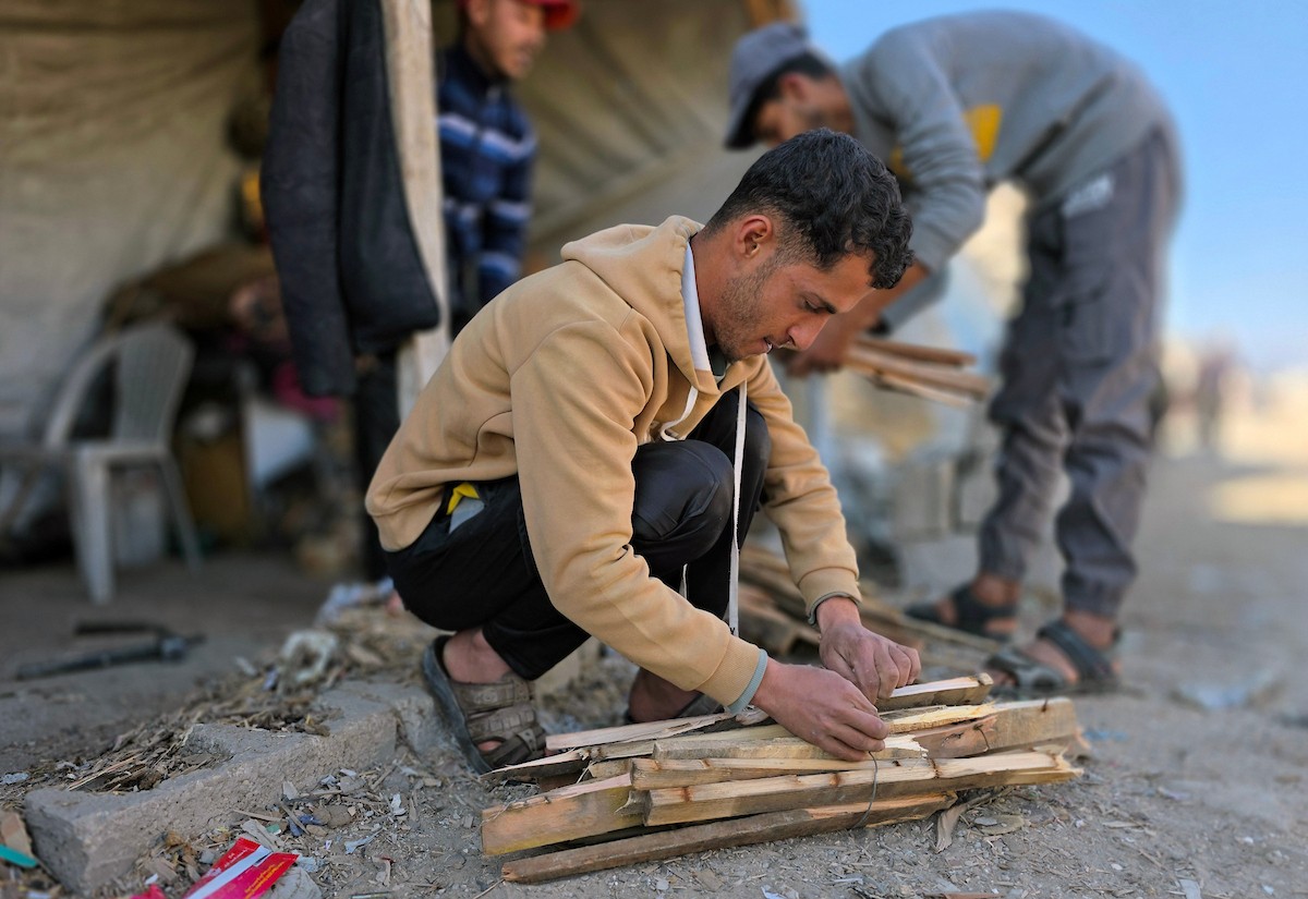 تلجأ العائلات الفلسطينية والباعة إلى استخدام الحطب والخشب لإعداد الطعام بسبب نقص غاز الطهي، خان يونس، جنوب قطاع غزة، 24 فبراير/شباط 2026.تصوير: طارق محمد/ (APA Images).