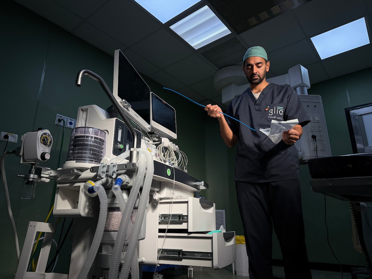 أطباء أجانب، ضمن وفد طبي وصل إلى قطاع غزة، يقدمون خدماتهم ويجرون عمليات جراحية للجرحى، ويتبادلون خبراتهم مع الأطباء والممرضين في مجمع ناصر الطبي بخان يونس،١٥ فبراير/شباط ٢٠٢٦. صورة: محمد سلامة  (APA Images)