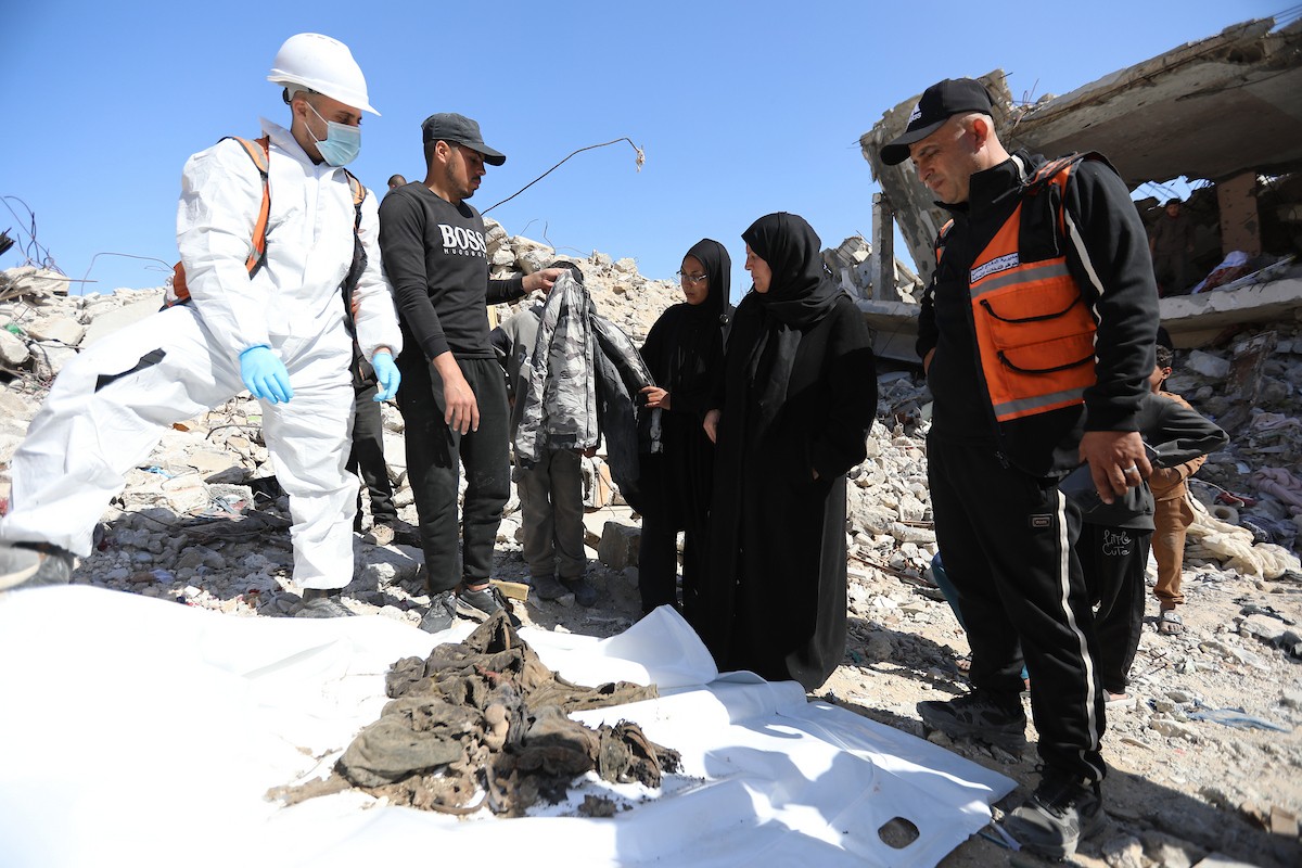 تحاول فرق الدفاع المدني الفلسطيني، بالتنسيق مع اللجنة الدولية للصليب الأحمر، انتشال جثث عائلتي عيادة وغنيم من تحت أنقاض منزل عائلة غباين، في بيت لاهيا، شمال قطاع غزة. 22 فبراير/شباط 2026. صورة: عمر أشتوي