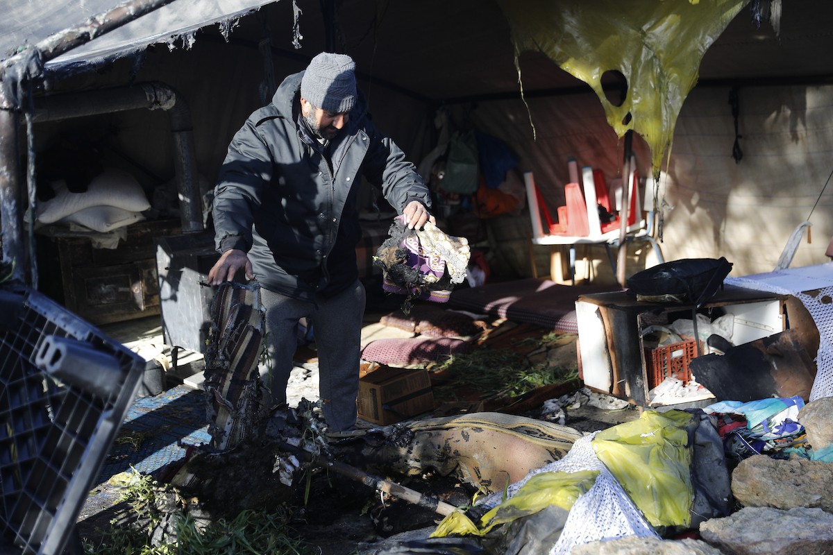 يتفقد فلسطينيون الأضرار التي لحقت بمنازلهم وممتلكاتهم في مستوطنة سوسيا، جنوب الخليل، عقب هجمات شنها مستوطنون يهود الليلة الماضية. الخليل، الضفة الغربية، 25 فبراير/شباط 2026. تصوير: مأمون وزواز