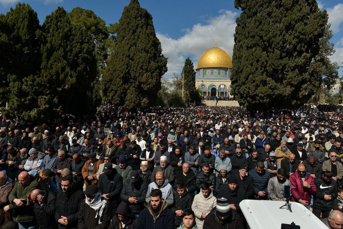 أدى الفلسطينيون صلاة الجمعة الثانية من شهر رمضان في المسجد الأقصى بالقدس. ووفقًا لدائرة الأوقاف الإسلامية، حضر الصلاة 100 ألف مصلٍّ رغم القيود الإسرائيلية المفروضة على الفلسطينيين، 27 فبراير/شباط 2026.
