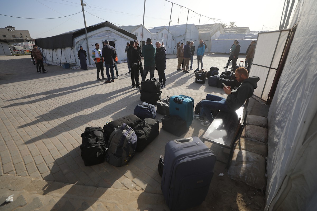 مركبات تابعة للأمم المتحدة تنقل عدداً من الجرحى ومرافقيهم من المقر الميداني لجمعية الهلال الأحمر الفلسطيني في خان يونس إلى معبر كرم أبو سالم لتلقي العلاج الطبي في الخارج،2 فبراير/شباط 2026