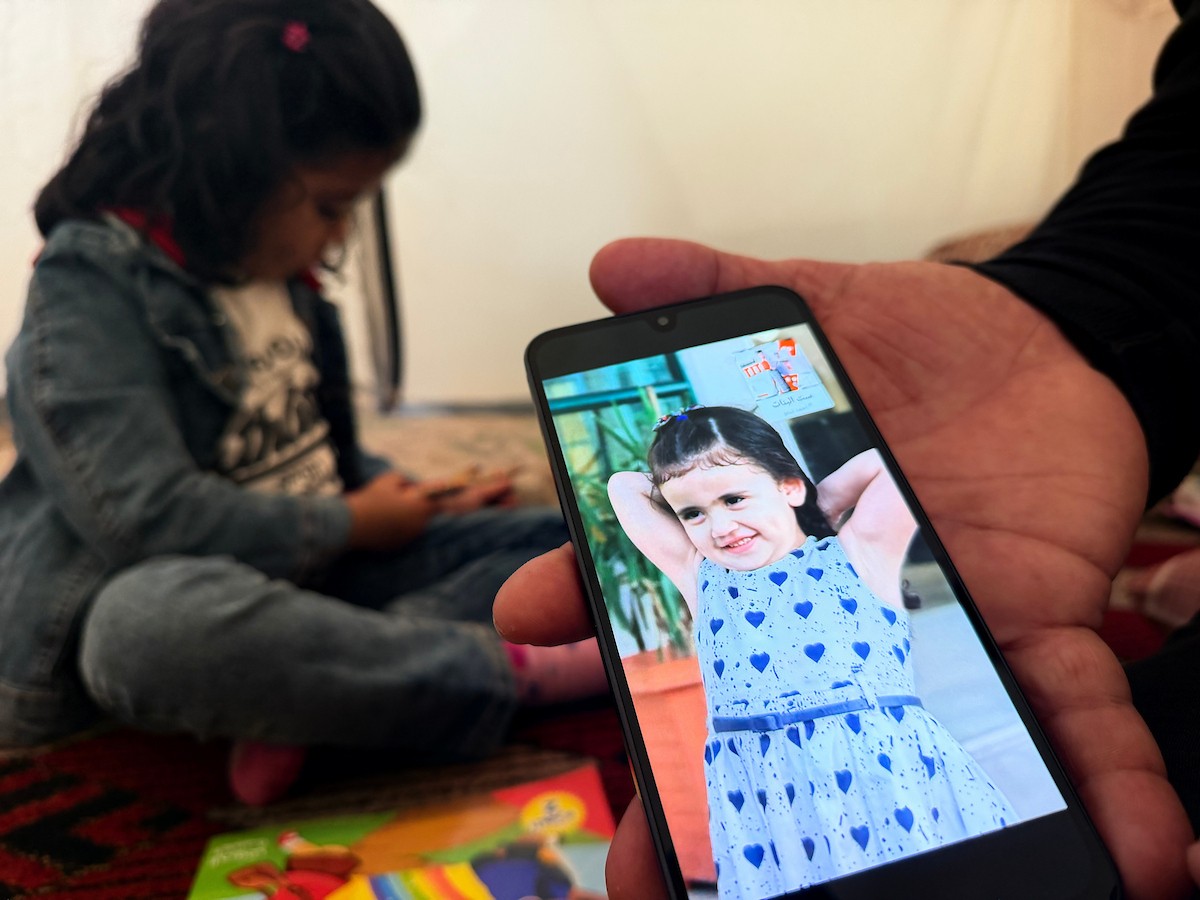 الطفلة الفلسطينية مريم دياب، 5 سنوات، تعيش مع عائلتها داخل خيمة للنازحين أسفل منزل مدمر جراء القصف في حي النصر بمدينة غزة. تعاني مريم من فشل نخاع العظم ونقص حاد في الصفائح الدموية، وهي تنتظر نقلها إلى الخارج لإجراء عملية زرع نخاع عظم قد تنقذ حياتها، 15 فبراير/شباط 2026. تصوير: محمد الأسود.