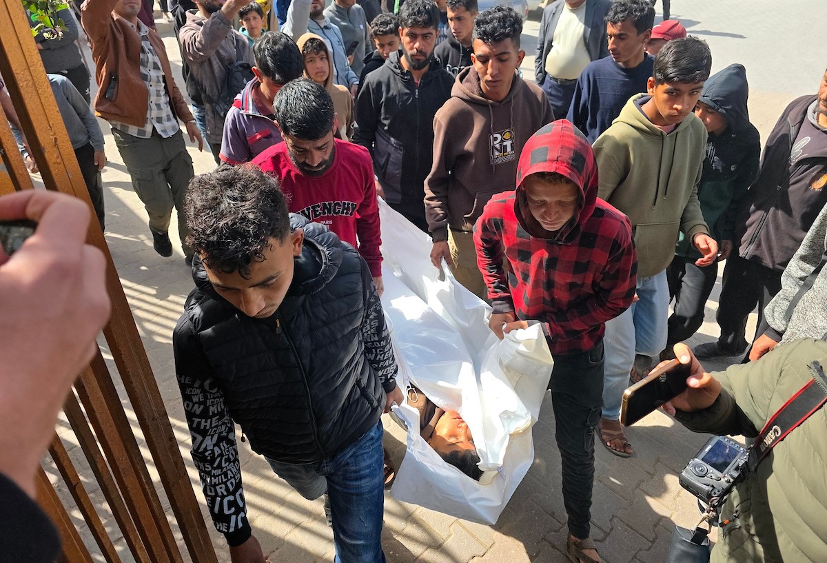 وداع الطفل مهند النجار (14 عاماً) الذي ارتقى بنيران الجيش الإسرائيلي  شرق خان يونس جنوب قطاع غزة، ١٨ فبراير/شباط ٢٠٢٦. تصوير: طارق محمد (APA Images)