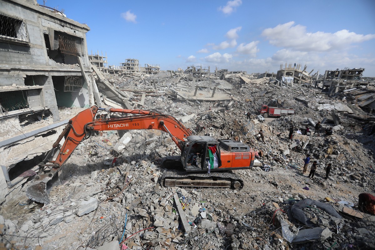 تحاول فرق الدفاع المدني الفلسطيني، بالتنسيق مع اللجنة الدولية للصليب الأحمر، انتشال جثث عائلتي عيادة وغنيم من تحت أنقاض منزل عائلة غباين، في بيت لاهيا، شمال قطاع غزة. 22 فبراير/شباط 2026. صورة: عمر أشتوي