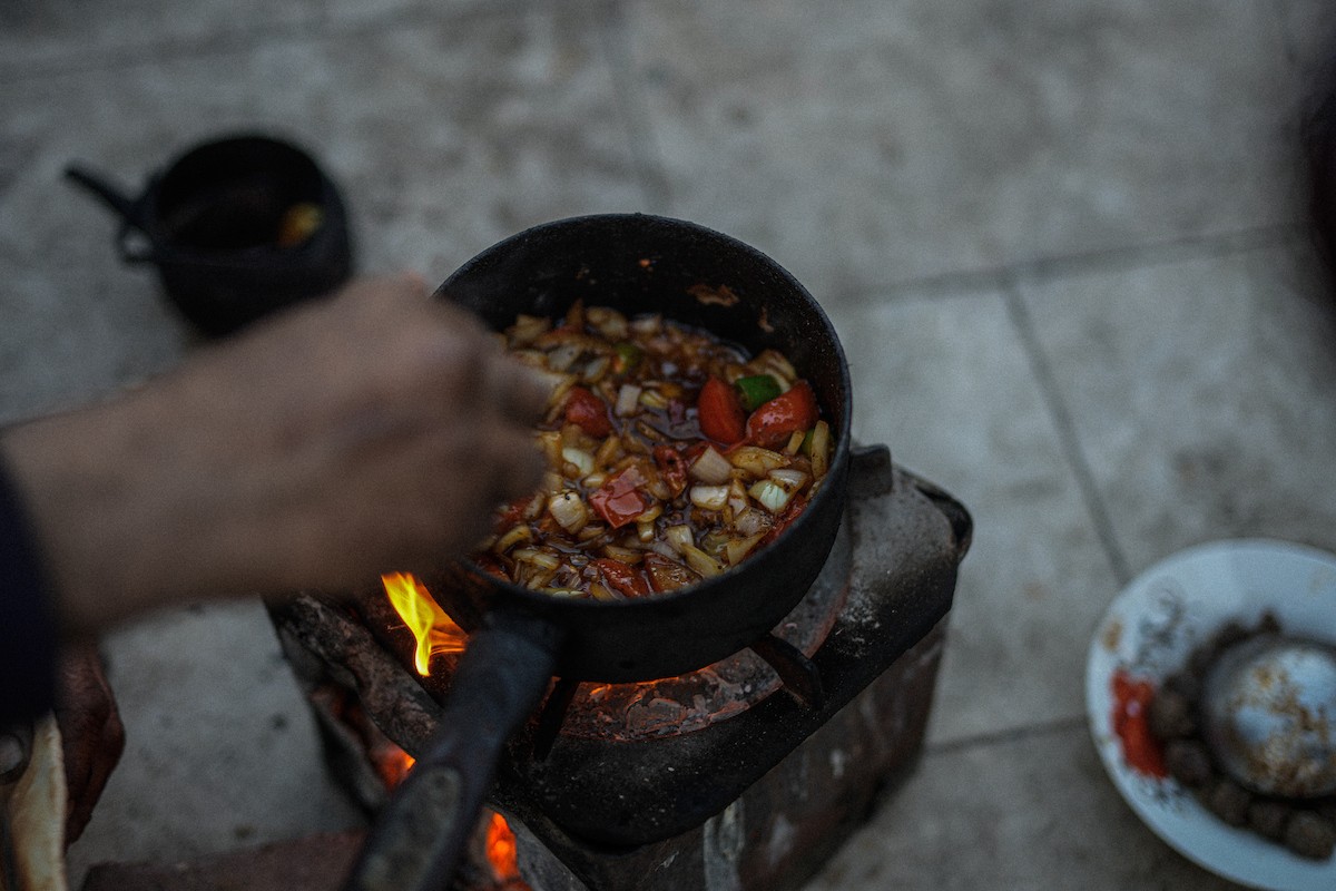 عائلة فلسطينية نازحة من بيت حانون تفطر في ثاني أيام رمضان في خيمة متداعية وسط أنقاض مسجد الحساينة على شاطئ مدينة غزة.19 فبراير/شباط 2026. تصوير: عمر أشتوي