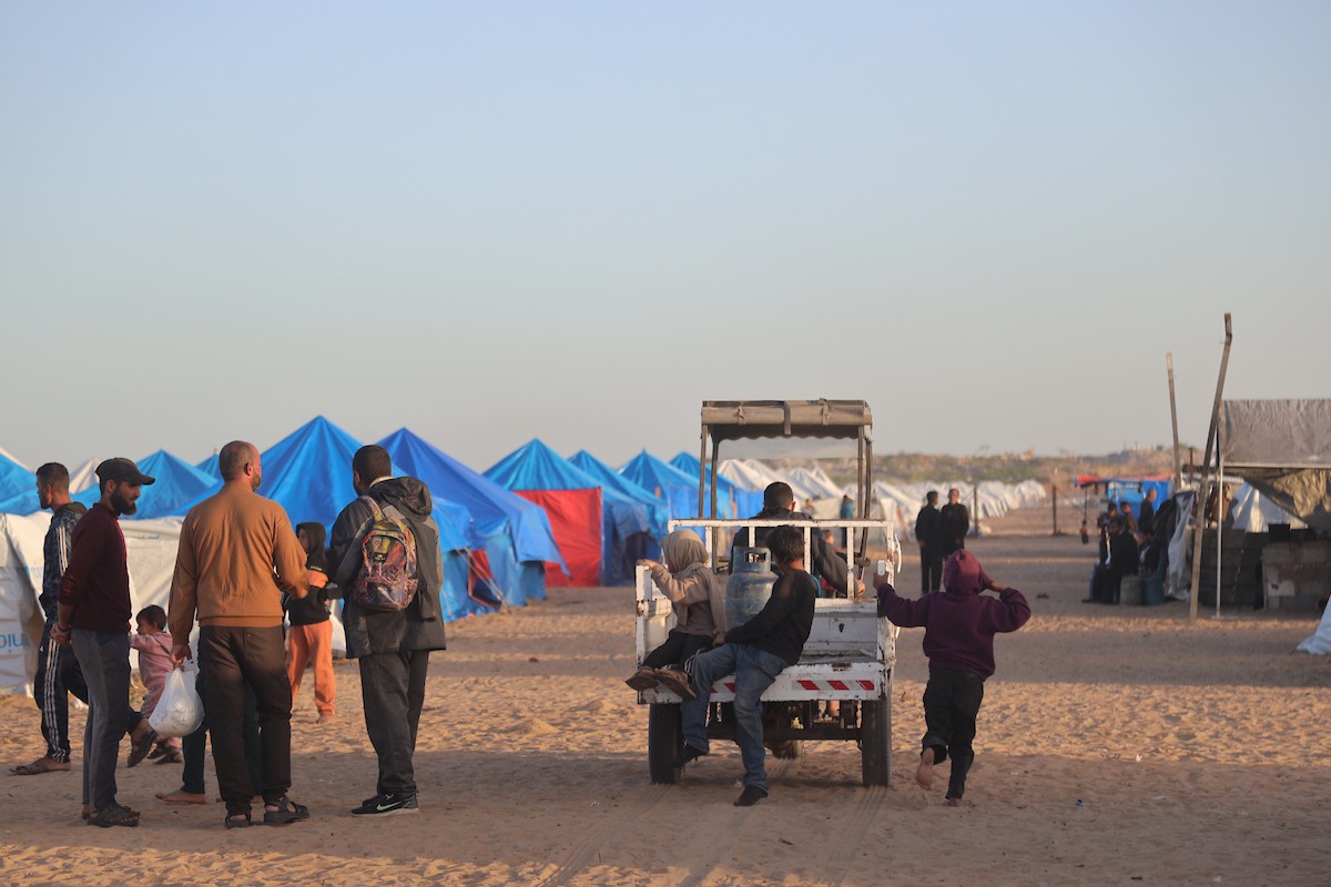 وسط خيام النازحين في المخيم المصري بمنطقة نتساريم وسط قطاع غزة، يحاول السكان الحفاظ على تفاصيل حياتهم اليومية رغم الظروف القاسية والنقص الحاد في الضروريات الأساسية كالمأوى والغذاء والماء النظيف. وسط قطاع غزة، ١٢ فبراير ٢٠٢٦. تصوير: محمد الأسود