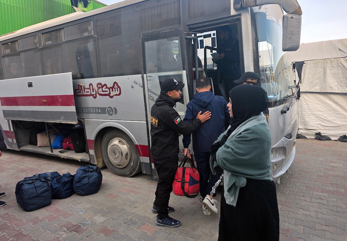 مغادرة مجموعة من المرضى والجرحى من مستشفى الصليب الأحمر، برفقة مرافقيهم، حافلات متجهة إلى معبر رفح الحدودي لإجلائهم في خان يونس، غزة، في 8 فبراير/شباط 2026. (صورة: طارق محمد)