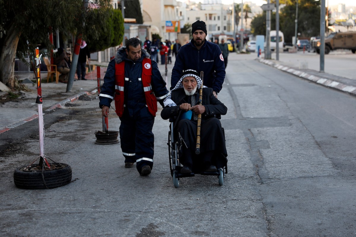 توافد المصلون بكثافة إلى نقطة تفتيش في بيت لحم، متجهين إلى المسجد الأقصى في القدس لأداء صلاتي الجمعة والتراويح، 20 فبراير/شباط 2026. صورة: مأمون وزواز