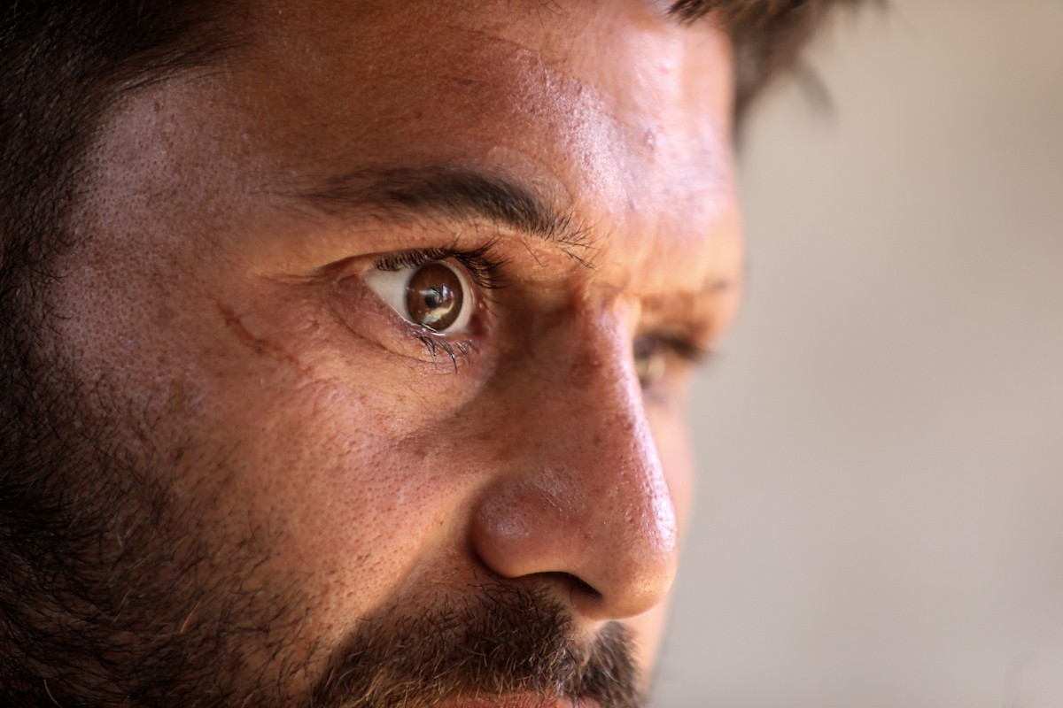 الفلسطيني لؤي أسامة صبح، 27 عامًا، أصيب بإعاقات دائمة وفقد بصره تمامًا جراء هجمات إسرائيلية، يكافح من أجل مواصلة حياته اليومية داخل خيمته في مدينة غزة في 11 فبراير/شباط 2026. صورة: عمر أشتوي