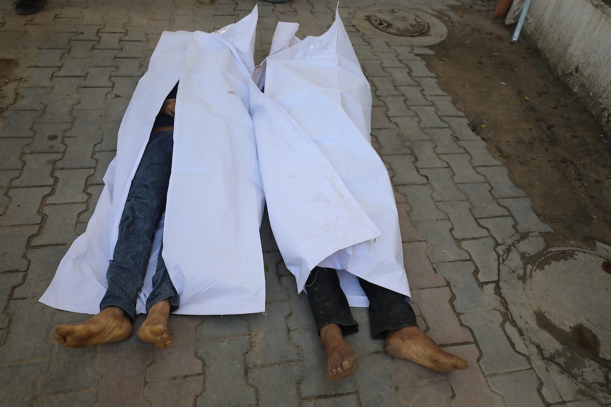 ودّع فلسطينيون جثماني مواطنين اثنين في مستشفى الشفاء بمدينة غزة. استشهد الرجلان في هجوم إسرائيلي استهدف مجموعة من المدنيين قرب حديقة المحطة في شارع يافا، شرق مدينة غزة، في 26 فبراير/شباط 2026. (صورة: عمر أشتوي)