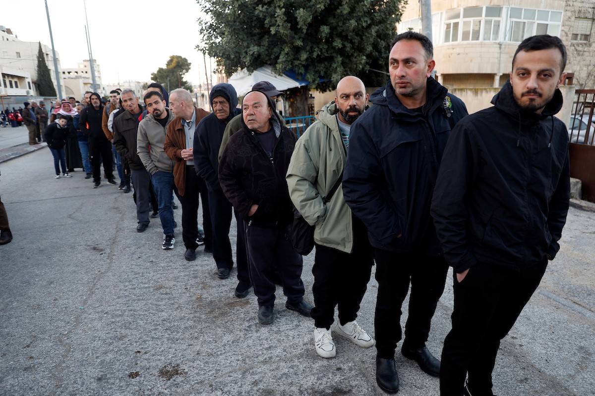 توافد المصلون بكثافة إلى نقطة تفتيش في بيت لحم، متجهين إلى المسجد الأقصى في القدس لأداء صلاتي الجمعة والتراويح، 20 فبراير/شباط 2026. صورة: مأمون وزواز