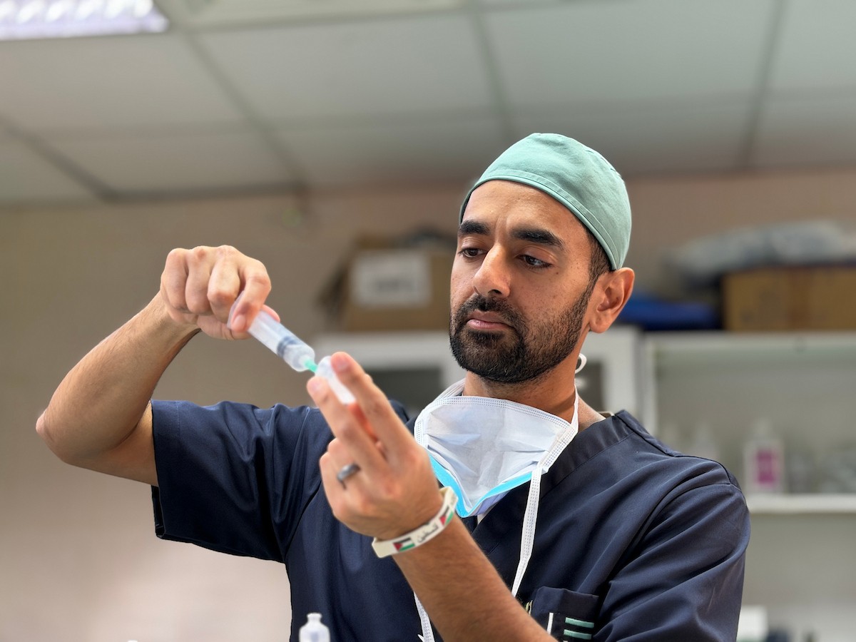 أطباء أجانب، ضمن وفد طبي وصل إلى قطاع غزة، يقدمون خدماتهم ويجرون عمليات جراحية للجرحى، ويتبادلون خبراتهم مع الأطباء والممرضين في مجمع ناصر الطبي بخان يونس،١٥ فبراير/شباط ٢٠٢٦. صورة: محمد سلامة  (APA Images)