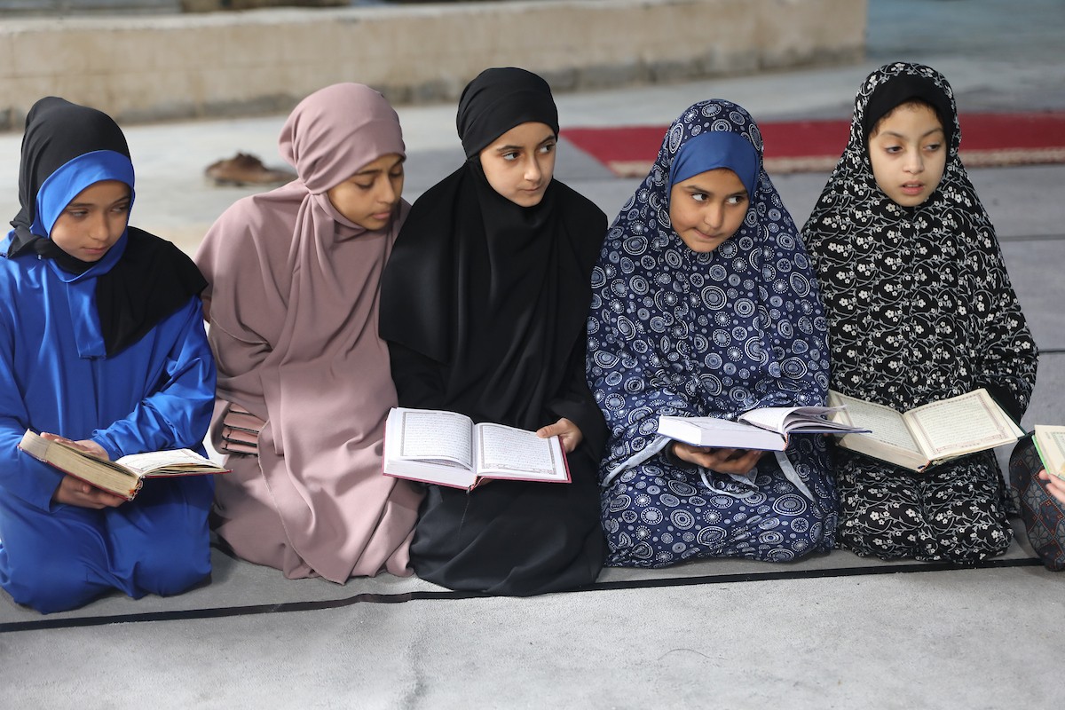 أطفال فلسطينيون يتلون ويحفظون القرآن الكريم داخل الجامع العمري الكبير في مدينة غزة خلال شهر رمضان. وقد تضرر الجامع العمري القديم بشدة جراء الهجمات الإسرائيلية خلال حرب غزة في 26 فبراير/شباط 2026. صورة: عمر أشتوي