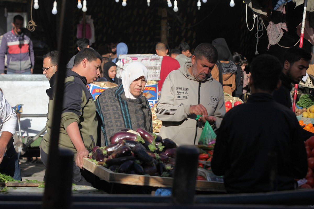 مشهد من الأسواق والبازارات في مخيم النصيرات، وسط قطاع غزة، حيث يستعد المواطنون للإفطار خلال شهر رمضان، في 22 فبراير/شباط 2026. تصوير: معز صالحي