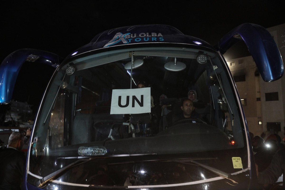 فلسطينيون قادمون من معبر رفح يصلون، في حافلة تحمل شعار الأمم المتحدة، إلى مستشفى ناصر في خان يونس جنوب قطاع غزة، في 2 فبراير/شباط 2026. صورة: عمر أشتوي