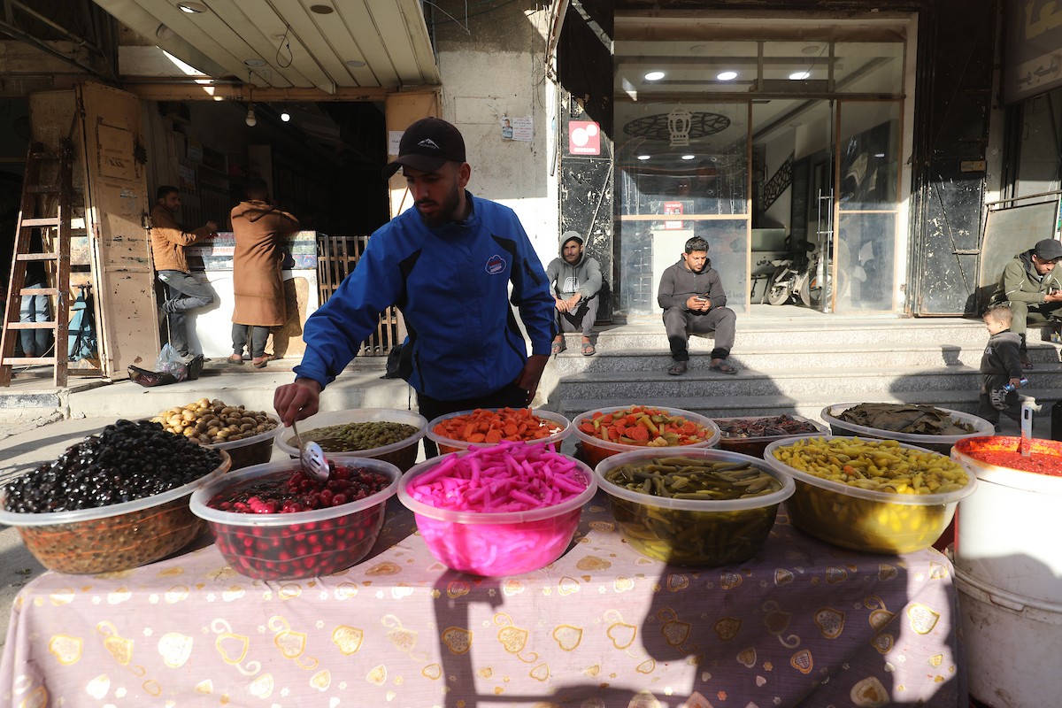 مشهد من الأسواق والبازارات في مخيم النصيرات، وسط قطاع غزة، حيث يستعد المواطنون للإفطار خلال شهر رمضان، في 22 فبراير/شباط 2026. تصوير: معز صالحي