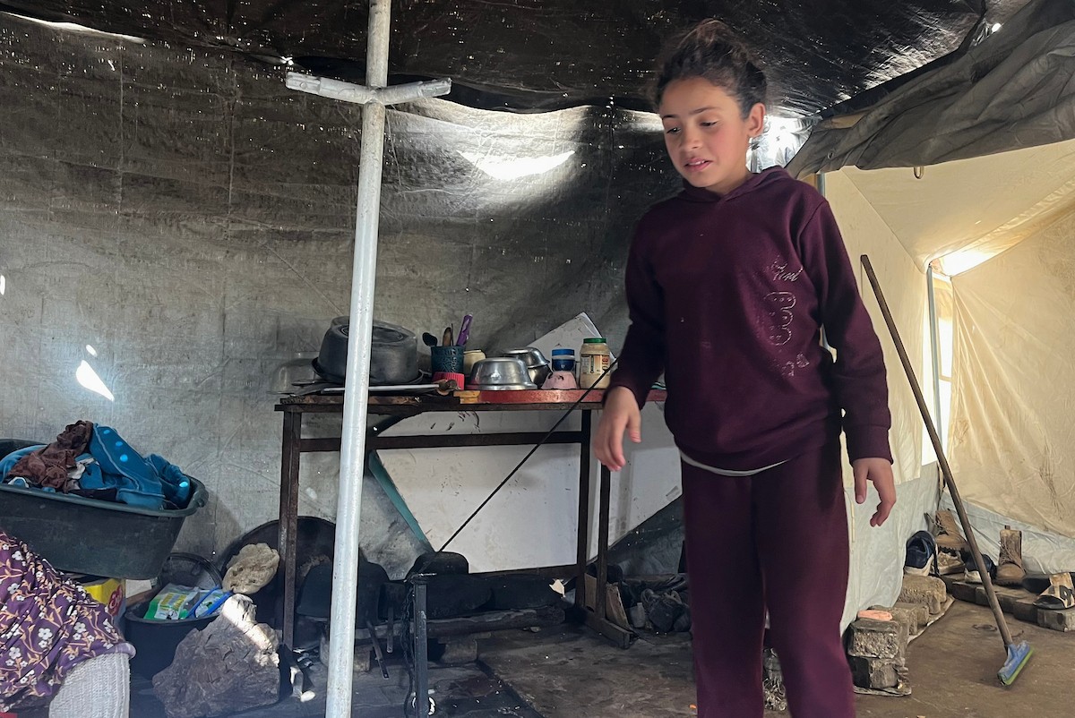 الطفلة رنين جندية مصابة بحروق في جسدها جراء غارة جوية إسرائيلية استهدفت خيمة قرب مخيمها في خان يونس، وتحتاج إلى استكمال العلاج خارج قطاع غزة.مدينة غزة، 1 فبراير/شباط 2026. صورة: مطر الزاق.