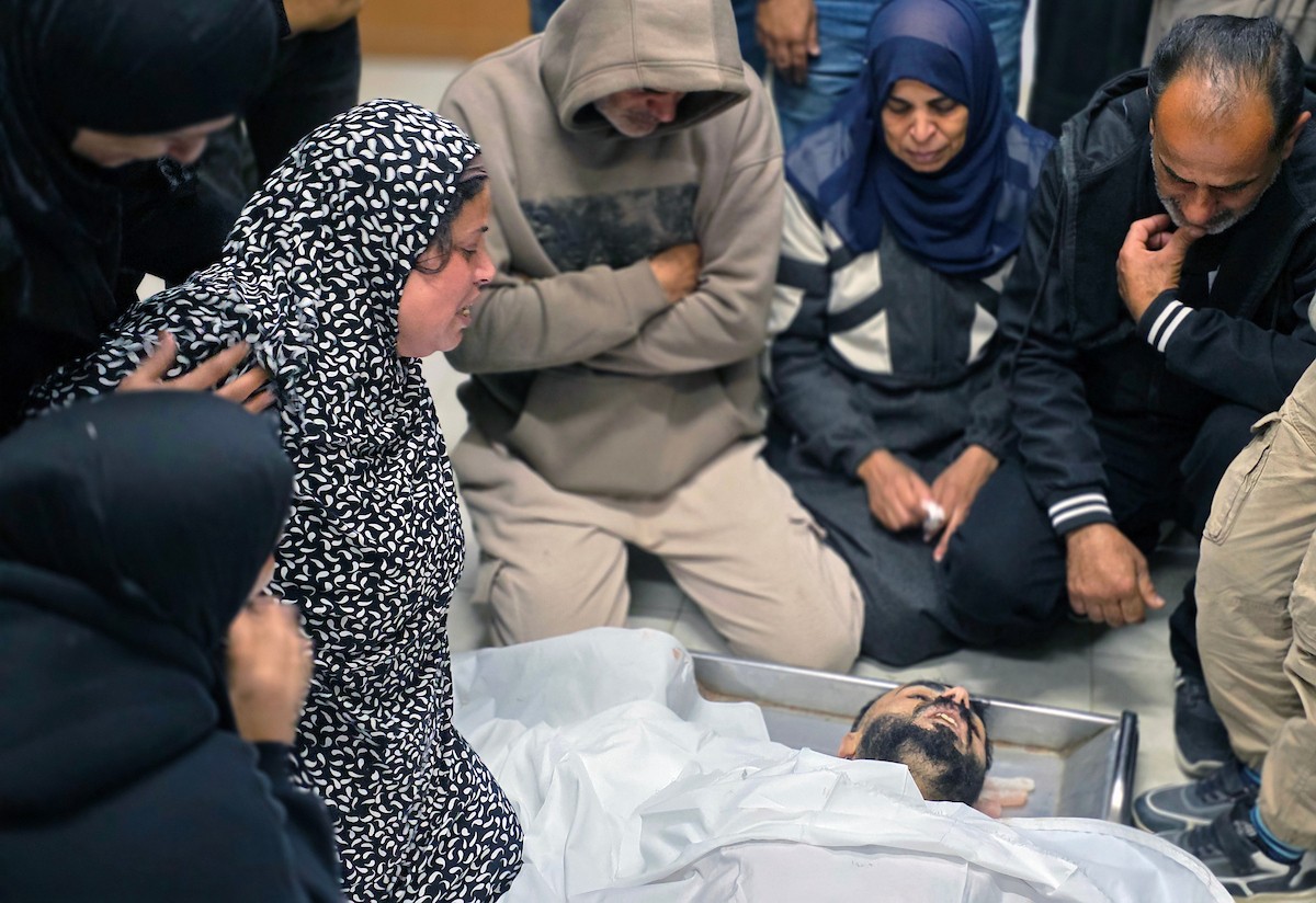 ودّعت والدة الفقيد عبد الحميد الفرا وأقاربه جثمانه للمرة الأخيرة في مشرحة مجمع ناصر الطبي، بعد استشهاده بنيران الجيش الإسرائيلي في منطقة التحلية، شرق خان يونس جنوب قطاع غزة. ١٩ فبراير ٢٠٢٦. تصوير: طارق محمد (APA Images)