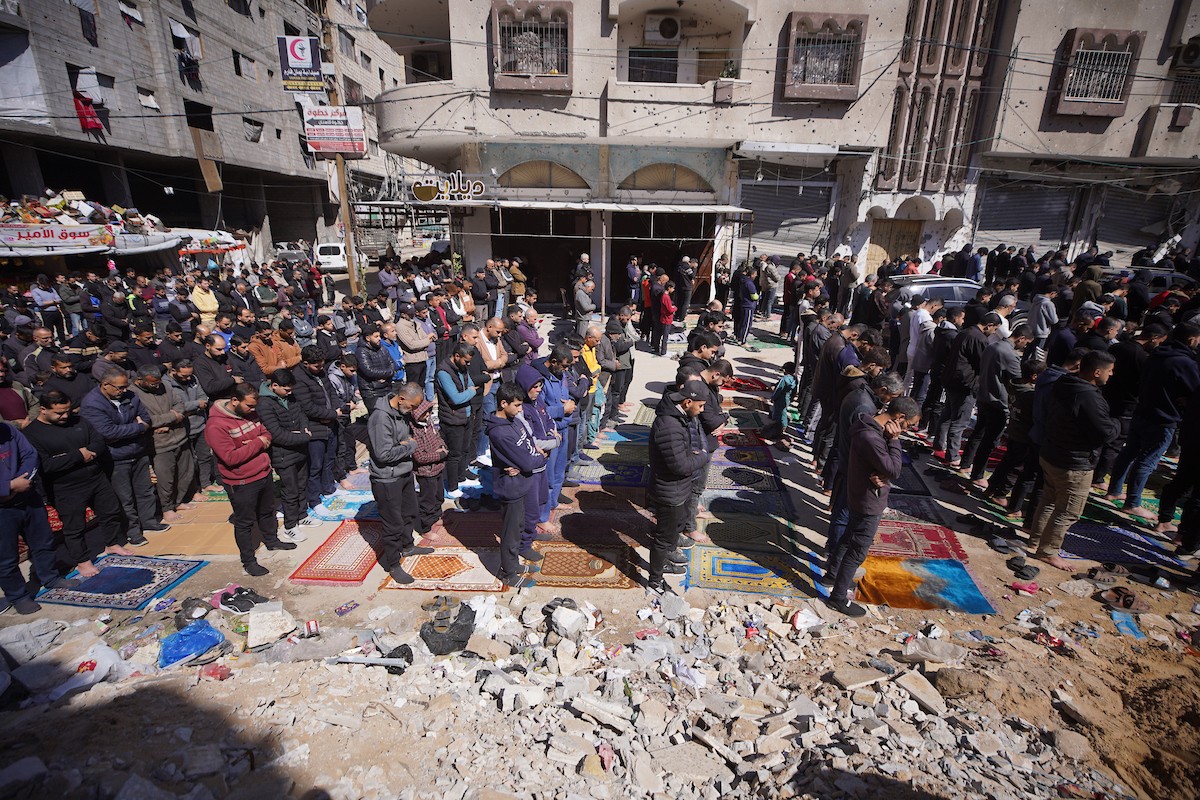 يؤدي الفلسطينيون صلاة الجمعة الثانية من شهر رمضان وسط أنقاض مسجد الكنز، الذي دُمر في هجمات إسرائيلية خلال الحرب، في مدينة غزة، 27 فبراير/شباط 2026. صورة: عمر أشتوي