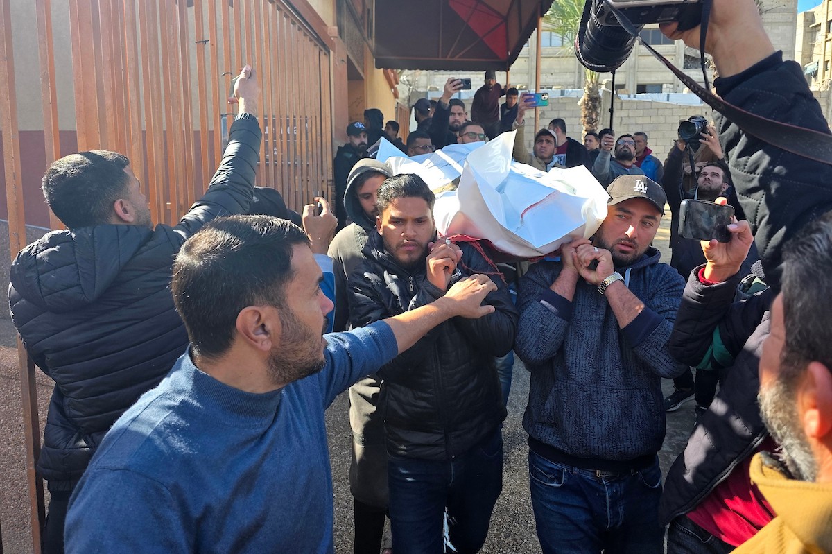 ودّع فلسطينيون ثلاثة جثامين في مستشفى ناصر بخان يونس، سقطوا في غارة جوية إسرائيلية استهدفتهم صباح اليوم في خان يونس، جنوب قطاع غزة، 27 فبراير/شباط 2026. صورة: طارق محمد