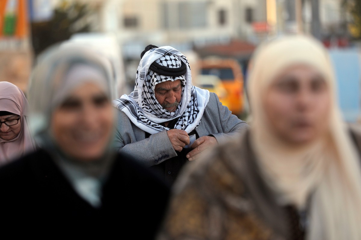 توافد المصلون بكثافة إلى نقطة تفتيش في بيت لحم، متجهين إلى المسجد الأقصى في القدس لأداء صلاتي الجمعة والتراويح، 20 فبراير/شباط 2026. صورة: مأمون وزواز