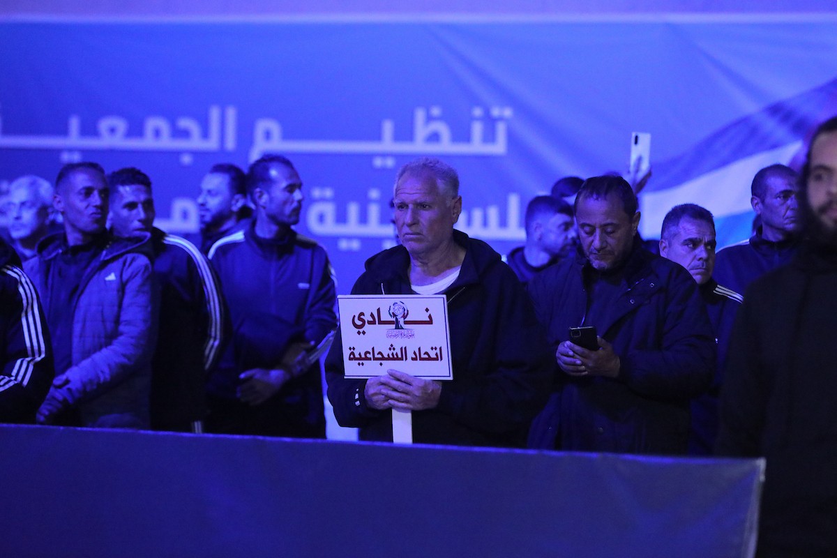 لاعبون فلسطينيون من فريقي النصيرات ورفح يتنافسون خلال مباراة كرة قدم على ملعب نادي خدمات النصيرات، ضمن بطولة غزة الرمضانية، بحضور حشد جماهيري كبير، في مخيم النصيرات بوسط قطاع غزة، بتاريخ 21 فبراير/شباط 2026. تصوير: معز صالحي / apaimages