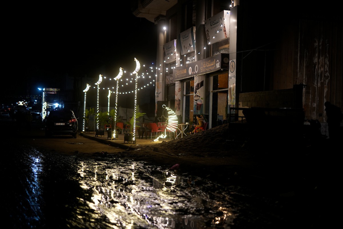 يبيع الباعة الفلسطينيون الطعام وغيره من السلع في سوق بمدينة غزة خلال اليوم الخامس من شهر رمضان المبارك، 22 فبراير/شباط 2026. تصوير: عمر أشتوي