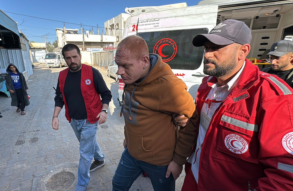 نقلت اللجنة الدولية للصليب الأحمر أربعة أسرى فلسطينيين إلى مستشفى شهداء الأقصى في دير البلح، وسط قطاع غزة، بعد إطلاق سراحهم من قبل القوات الإسرائيلية. ١٩ فبراير/شباط ٢٠٢٦. صورة: أحمد إبراهيم