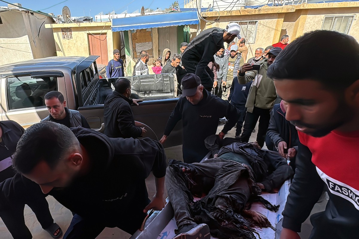 نُقلت جثامين اثنين من الفلسطينيين الثلاثة، بينهم امرأة، الذين قضوا نحبهم في هجمات شنها الجيش الإسرائيلي على قرية مصدر، إلى مستشفى شهداء الأقصى في دير البلح، وسط قطاع غزة، في 10 فبراير/شباط 2026. (صورة: أحمد إبراهيم)