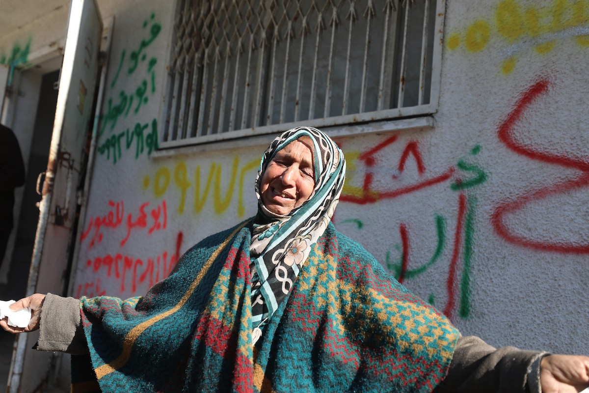 ودّع فلسطينيون جثماني مواطنين اثنين في مستشفى الشفاء بمدينة غزة. وبحسب مصادر عائلية، قُتل الرجلان على يد القوات الإسرائيلية في بيت لاهيا، شمال قطاع غزة، في 24 فبراير/شباط 2026. (صورة: عمر أشتوي)