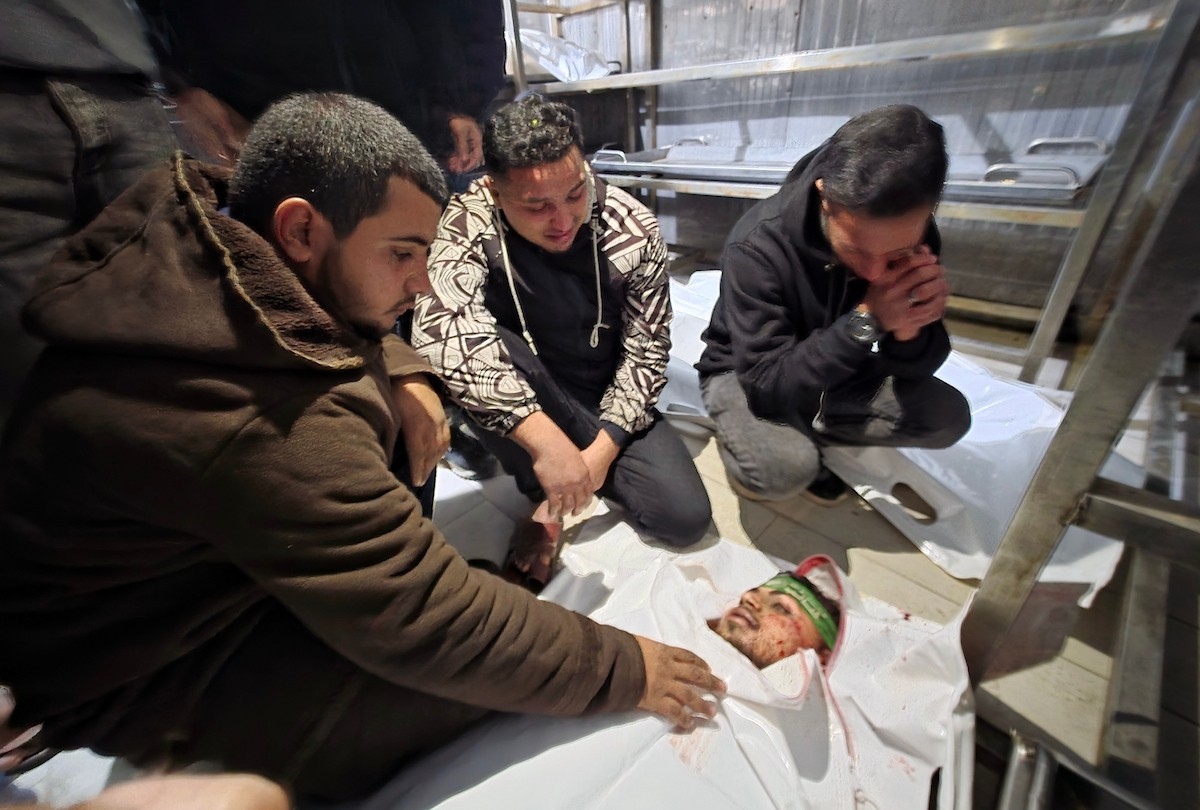 ودّع فلسطينيون جثامين عدد من المواطنين في مستشفى ناصر، الذين سقطوا في غارة إسرائيلية ليلة أمس في خان يونس، جنوب قطاع غزة. 15 فبراير/شباط 2026. صورة: طارق محمد