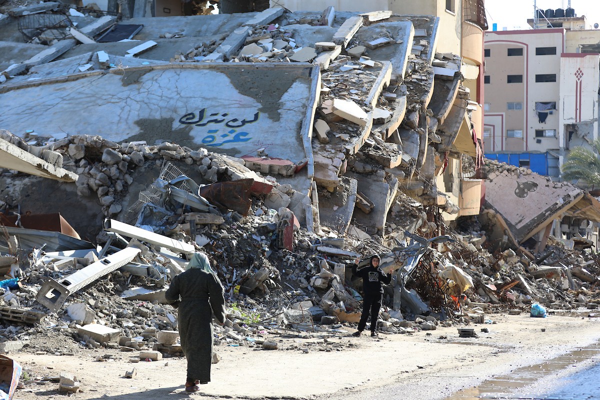 يُكافح الفلسطينيون النازحون في مخيم النصيرات للاجئين من أجل البقاء في ظل ظروف معيشية قاسية ونقص حاد في الاحتياجات الأساسية، ويواجهون تحديات يومية في الحصول على المأوى والغذاء والرعاية الصحية. النصيرات، وسط قطاع غزة، 27 فبراير/شباط 2026. صورة: رمزي أبو عامر