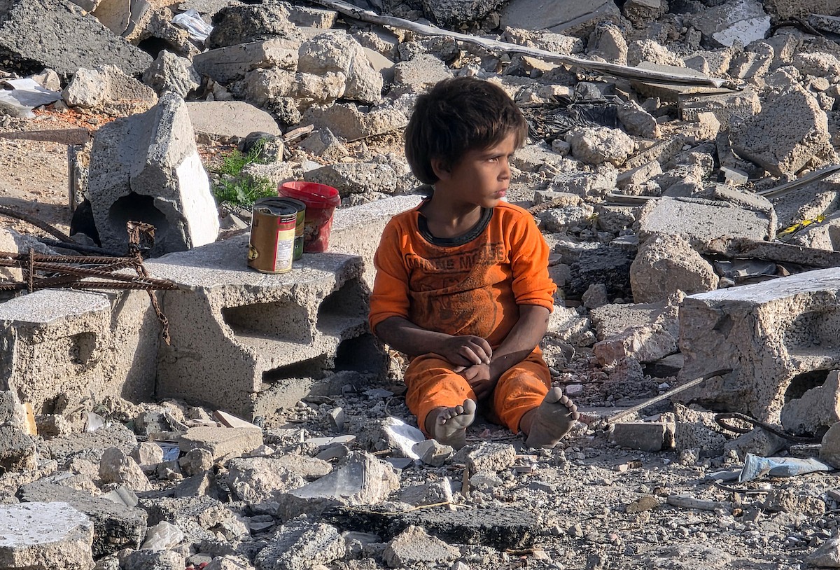 يواجه الفلسطينيون معاناة متفاقمة مع حلول شهر رمضان، وسط تداعيات الحرب المستمرة ، بينما يواصل الجيش الإسرائيلي استهداف النازحين في الخيام قرب 