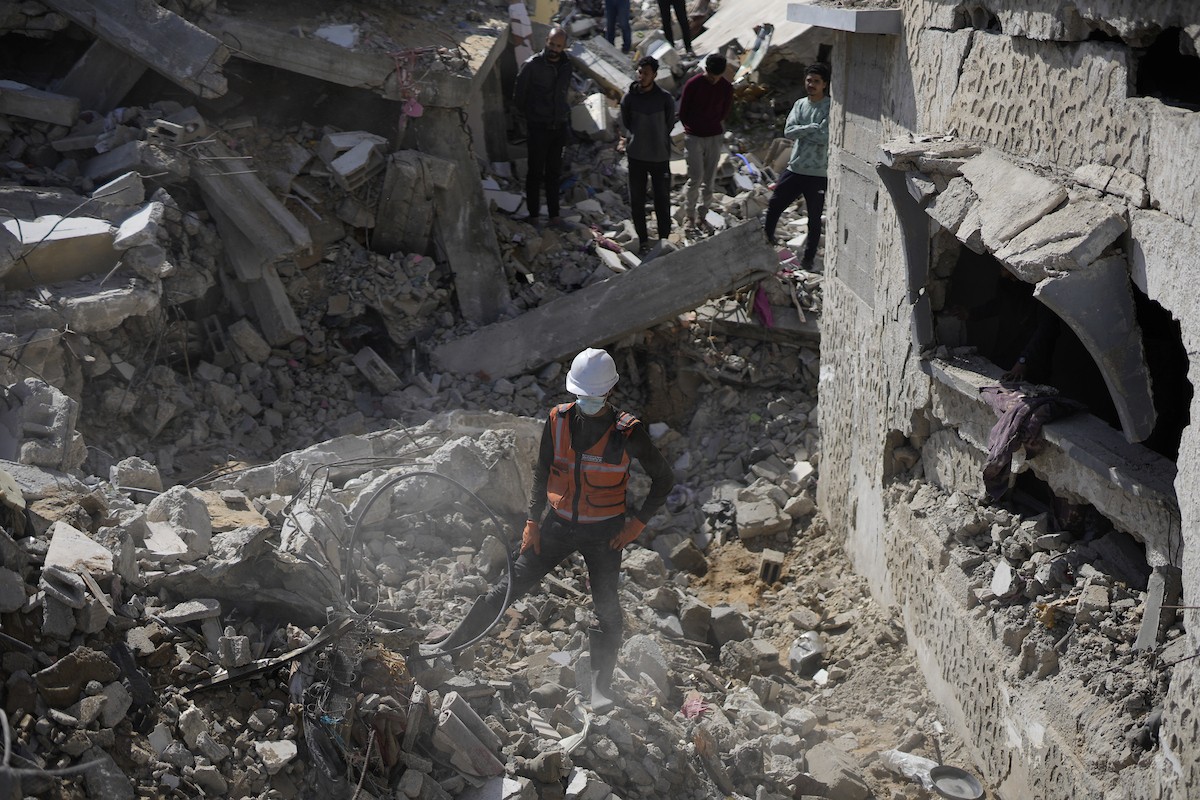 تحاول فرق الدفاع المدني الفلسطيني، بالتنسيق مع اللجنة الدولية للصليب الأحمر، انتشال جثث عائلتي عيادة وغنيم من تحت أنقاض منزل عائلة غباين، في بيت لاهيا، شمال قطاع غزة. 22 فبراير/شباط 2026. صورة: عمر أشتوي