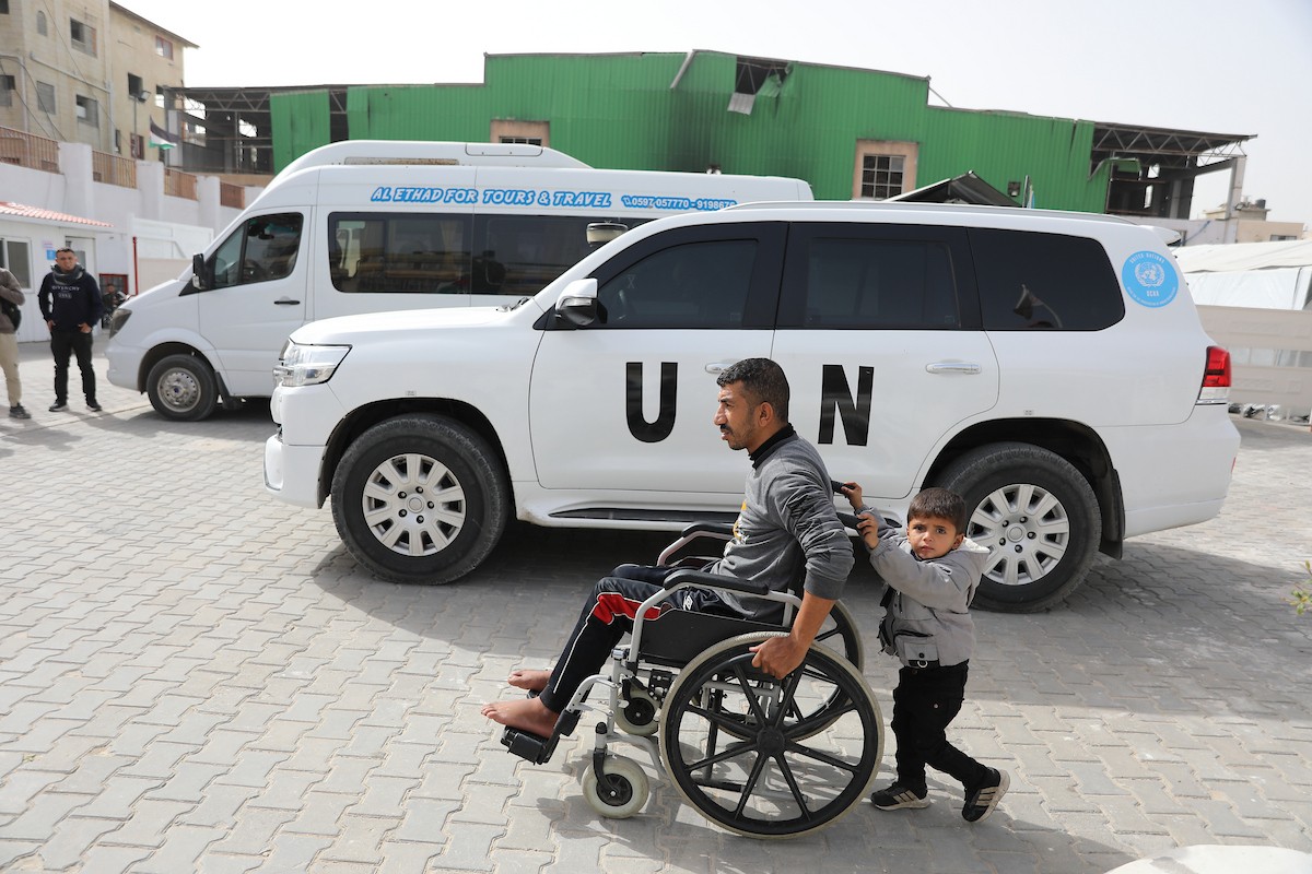 مركبات تابعة للأمم المتحدة تنقل عدداً من الجرحى ومرافقيهم من المقر الميداني لجمعية الهلال الأحمر الفلسطيني في خان يونس إلى معبر كرم أبو سالم لتلقي العلاج الطبي في الخارج،2 فبراير/شباط 2026