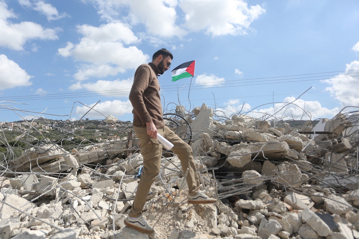 فلسطينيون يتفقدون منزلاً بعد هدمه على يد قوات الجيش الإسرائيلي في قرية عنزة، جنوب جنين بالضفة الغربية. ٢٥ فبراير ٢٠٢٦. صورة: محمد ناصر