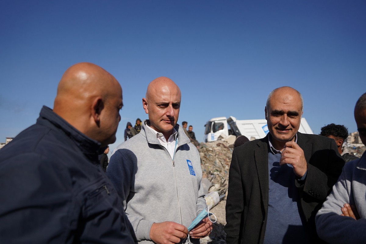 برنامج الأمم المتحدة الإنمائي يطلق عمليات تنظيف في أحد أكبر مواقع النفايات بمدينة غزة، والذي يُشكّل خطراً جسيماً على الصحة العامة، في منطقة سوق فراس على طول شارع عمر المختار ، 11 فبراير/شباط 2026. (صورة: عمر أشتوي)