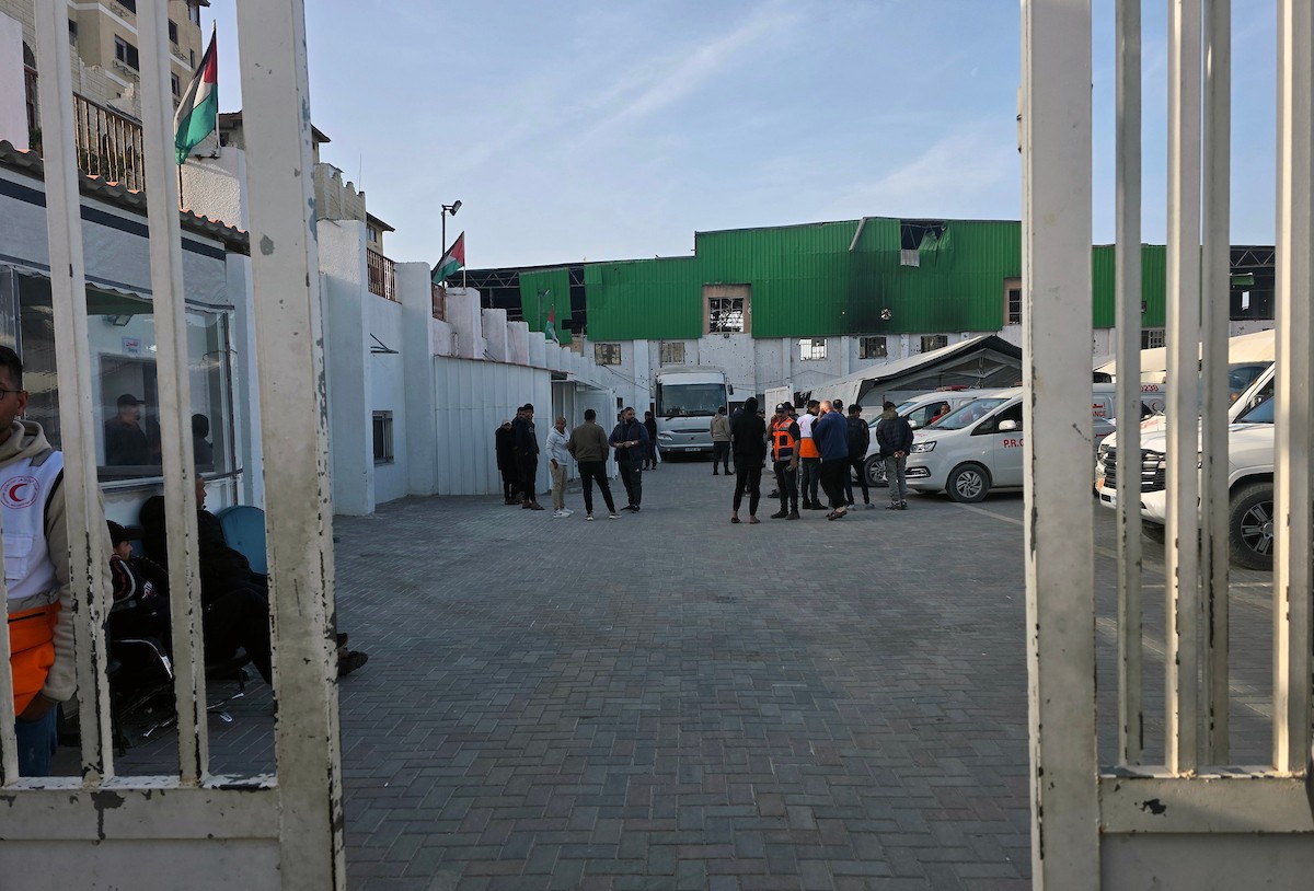 مغادرة مجموعة من المرضى والجرحى من مستشفى الصليب الأحمر، برفقة مرافقيهم، حافلات متجهة إلى معبر رفح الحدودي لإجلائهم في خان يونس، غزة، في 8 فبراير/شباط 2026. (صورة: طارق محمد)