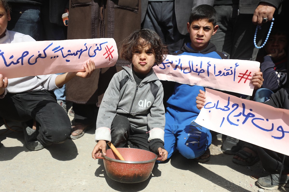 نظمت عائلات فلسطينية نازحة، تعيش وسط الأنقاض في حي الزيتون بمدينة غزة، احتجاجًا للمطالبة بتوفير المياه والغذاء والرعاية الصحية والتعليم للنازحين، ووقف الهجمات الإسرائيلية المستمرة ضدهم. مدينة غزة، 25 فبرايرشباط 2026. تصوير عمر أشتوي