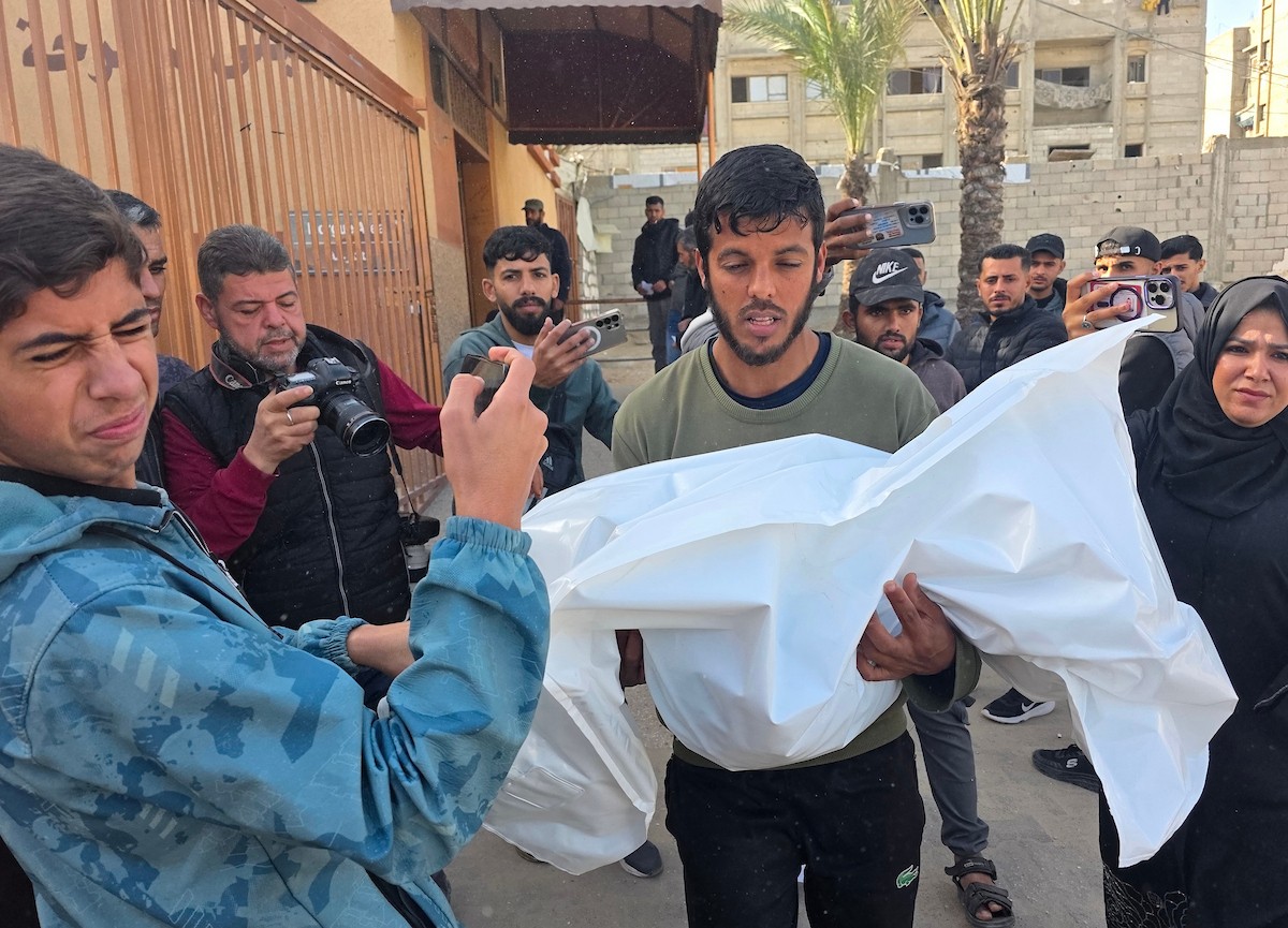 وداع جثمان الطفل إياد أحمد الربيعية (3 أعوام)  في مستشفى ناصر بخان يونس، جنوب قطاع غزة، 2 فبراير/شباط 2026. صورة: طارق محمد