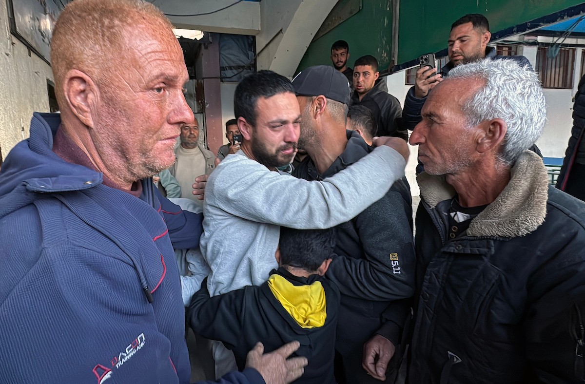 اجتمع أقارب وأحباء مجموعة من الأسرى الفلسطينيين الذين أفرجت عنهم القوات الإسرائيلية، أثناء نقلهم إلى مستشفى شهداء الأقصى لإجراء فحوصات طبية في دير البلح بوسط قطاع غزة، وذلك عبر اللجنة الدولية للصليب الأحمر، 23 فبراير/شباط 2026، (صورة: أحمد إبراهيم)