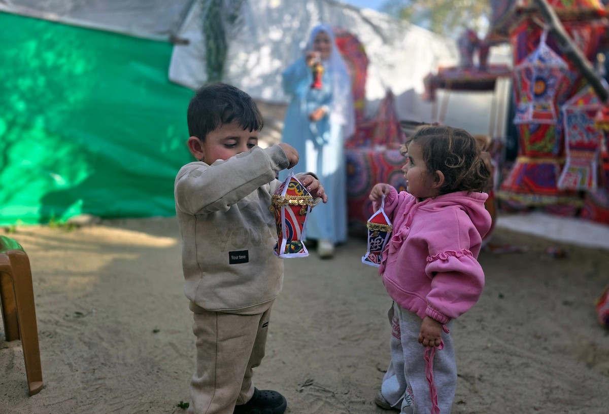 الفلسطينية ريهان شراب تصنع فوانيس رمضان من بقايا صناديق المساعدات في خان يونس جنوب قطاع غزة  8 فبراير/شباط 2026. (صورة: طارق محمد)
