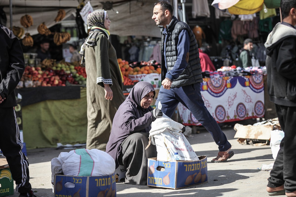 توافد الفلسطينيون بأعداد غفيرة  إلى السوق الشعبي في دير البلح، وسط قطاع غزة، في الأيام التي تسبق شهر رمضان، 12 فبراير/شباط 2026. تصوير: معز صالحي