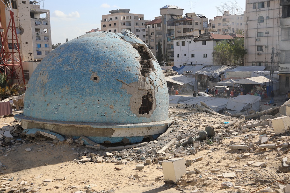 يستقبل الفلسطينيون شهر رمضان وسط دمار غير مسبوق للمباني، بما فيها المساجد التي يؤدون فيها شعائرهم الدينية. مدينة غزة، 19 فبراير/شباط 2026. صورة: عمر أشتوي