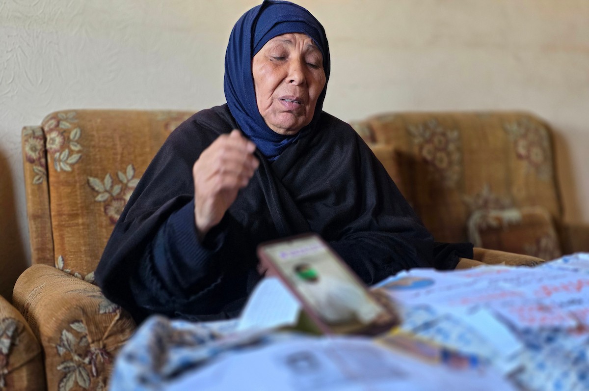 المسنة زهر شراب تنتظر معرفة مصير ابنها المفقود من ذوي الإعاقة الذهنية بعد تداول مستوطنين صورة له على مواقع التواصل مرفقة بتعليق عنصري، خان يونس، جنوب قطاع غزة، 26 فبراير/شباط 2026. تصوير: طارق محمد