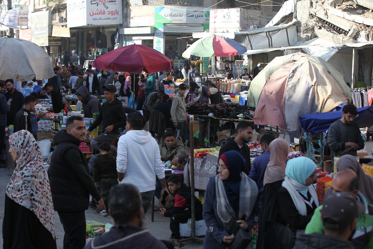 مشهد من الأسواق والبازارات في مخيم النصيرات، وسط قطاع غزة، حيث يستعد المواطنون للإفطار خلال شهر رمضان، في 22 فبراير/شباط 2026. تصوير: معز صالحي