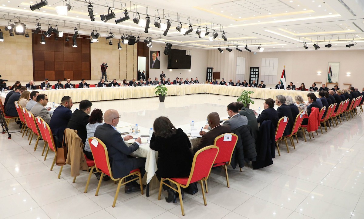 نائب رئيس دولة فلسطين حسين الشيخ يعقد اجتماعا موسعا في رام الله مع سفراء الدول العربية والغربية وممثلي البعثات الدبلوماسية والمنظمات الدولية لبحث التصعيد الإسرائيلي المستمر وتأثيره على الوضع السياسي والإنساني في فلسطين، 10 شباط/فبراير 2026. تصوير مكتب حسين الشيخ