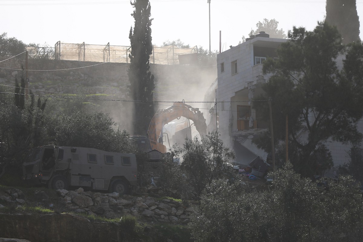 ردود فعل فلسطينية بعد أن هدمت القوات الإسرائيلية منزلاً فلسطينياً من ثلاثة طوابق بحجة عدم وجود رخصة بناء، في بلدة ترقوميا ، شمال غرب الخليل، بالضفة الغربية، في الأول من فبراير/شباط 2026. (صورة: مأمون وزواز)